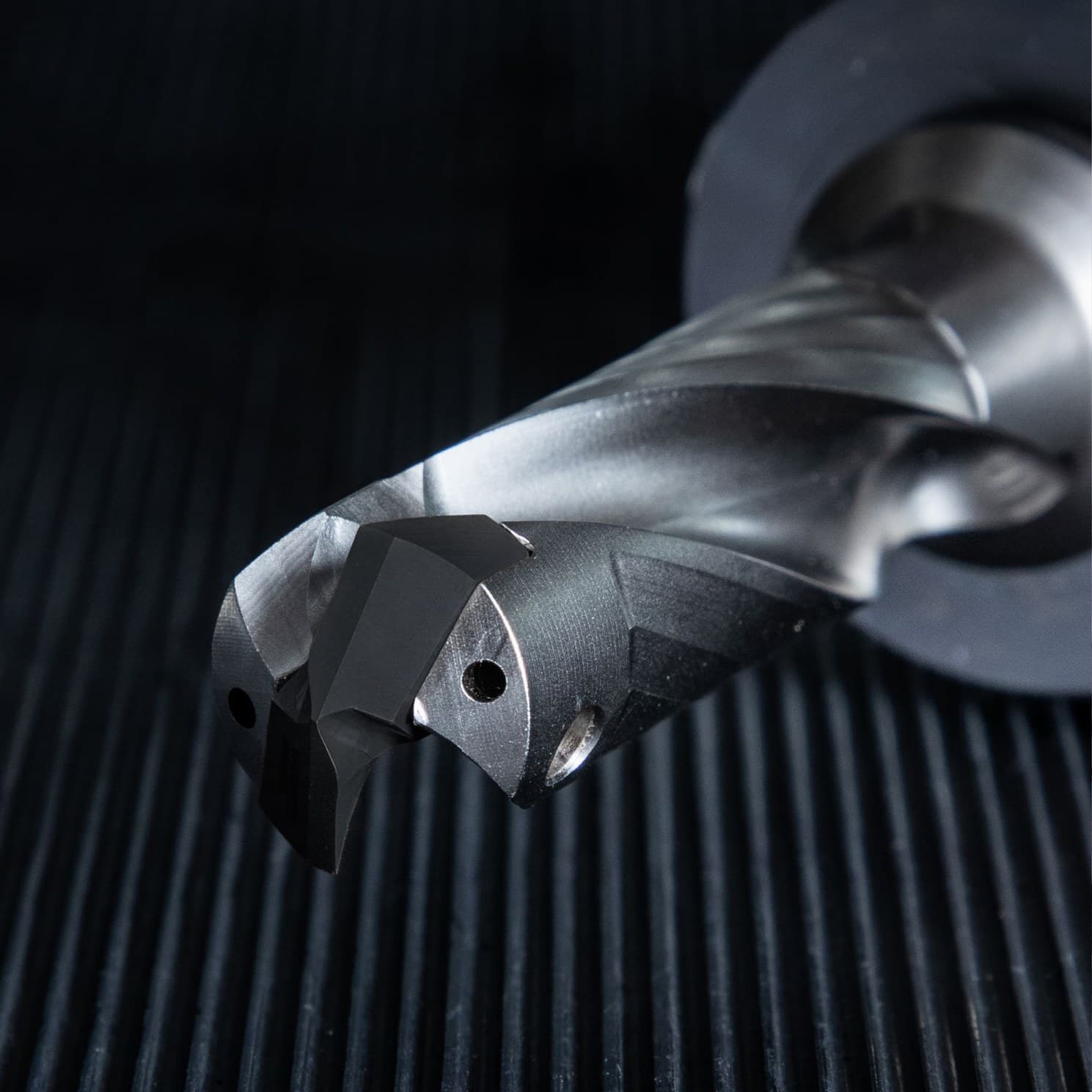 Indexable spade drill with interchangeable insert